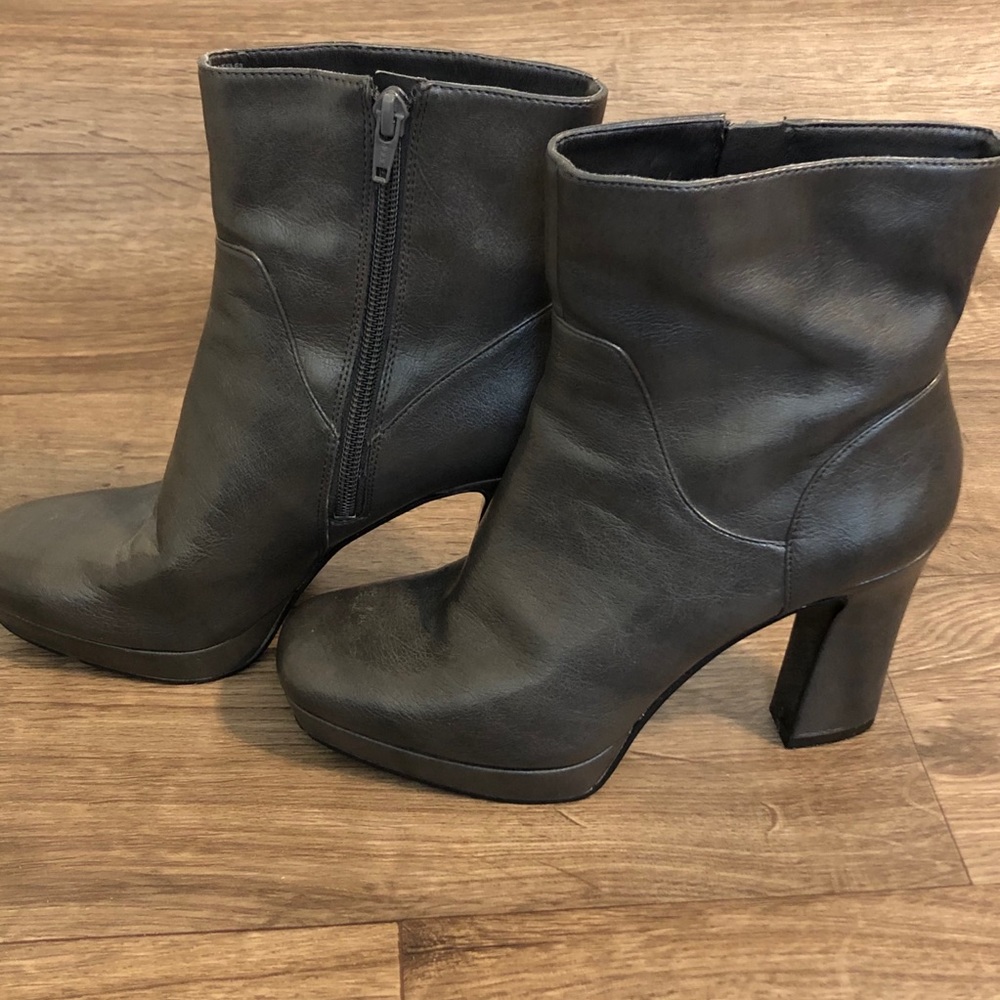 💖2 FOR $10💖 70’s Retro Gunmetal Platform Booties